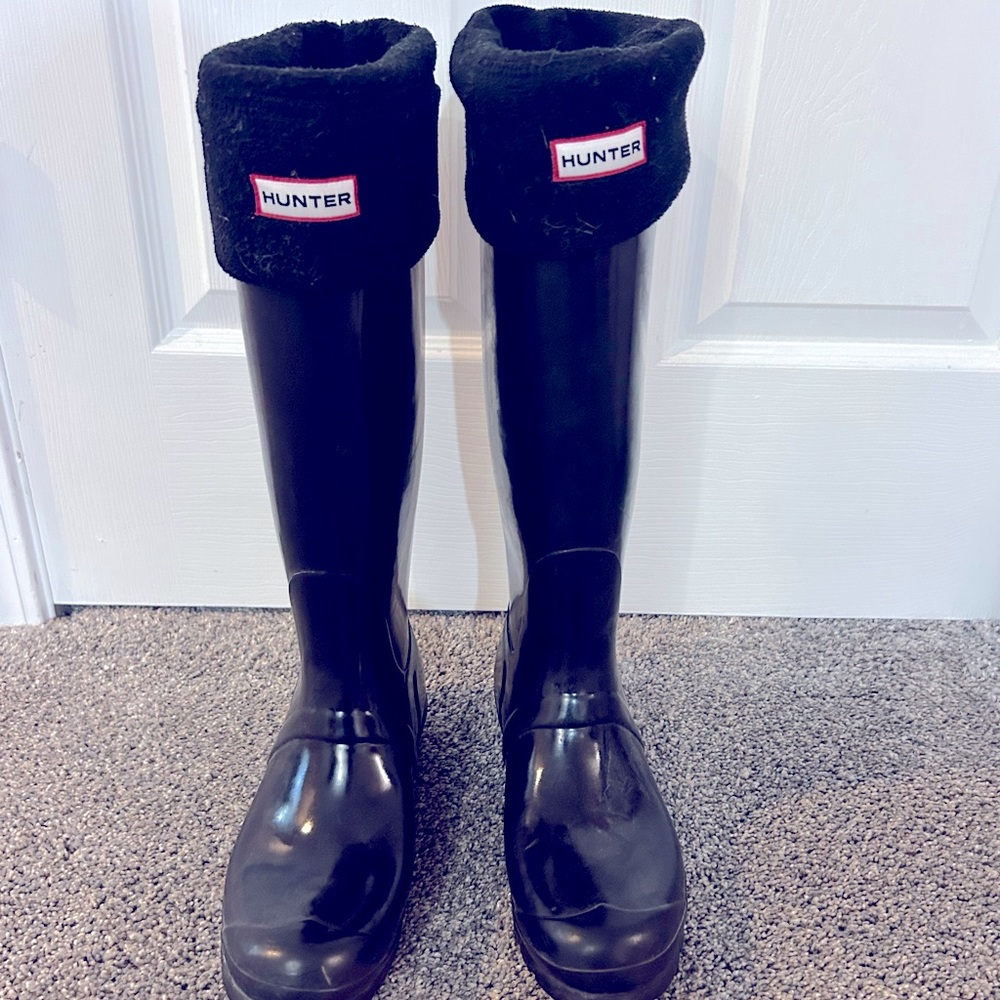 Like new black Hunter Rain Boots with removable brand fleece liners, size 8M/9F